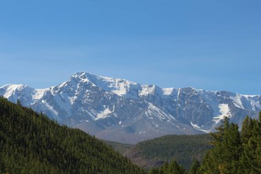 Güzel, görkemli, karlı dağ. 