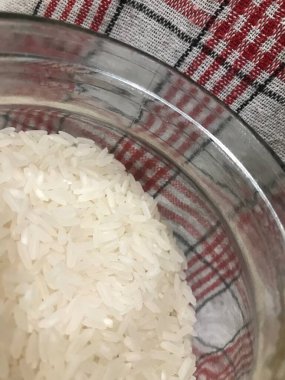 Kavanozda beyaz pirinç
