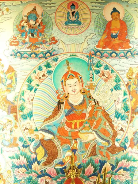 仁波切大师 Padmasambhava 意味着珍贵的印度大师 8Th Century 他把佛教引入西藏 被尊称为第二尊佛陀 他奇迹般地出生在印度的达纳科沙湖 巴基斯坦 中间的莲花 — 图库照片