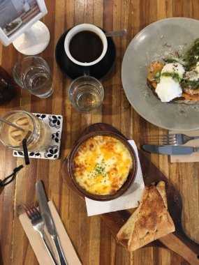 Kafede bu basit, lezzetli yemek hem de atıştırmalık yemekleri lezzetli bir seçim için mükemmel yapmak için tüm aile veya arkadaş alır. Tipik bir aile birleşimi için bir yemek, bazı tartışmalar monte edecek aile ve aşk olanlar toplama vardır.