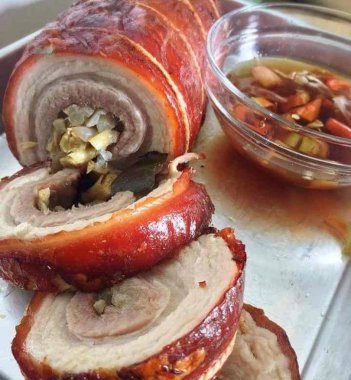 Çıtır çıtır kızarmış domuz hapiste sıcak baharatlı biber karamel ile haşlanmış pirinç ve Tay sos ile kavrulmuş. Bir domuz hapiste yerleştirin, muslin her parçası üzerinde aşağı, yan deri ve temiz bir paket oluşturmak için rulo. Muslin biter sokmak ve güvenli bir şekilde dize ile kravat.