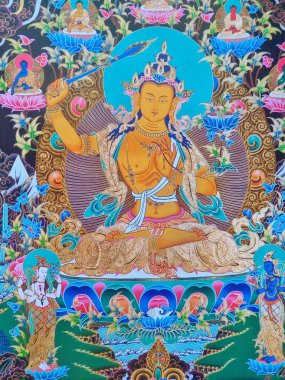 Manjushri bilgeliği temsil eden bir Bodhisattva 'dır ve mantrası da bu kaliteyi sembolize eder. Sağ elinde, sanrıları yarıp geçme yeteneğini simgeleyen bir kılıç tutuyor. Sol elinde, kalbinin yanında, bir nilüfer çiçeğinin sapını tutuyor..