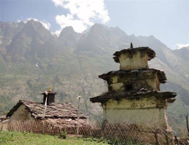 Çatı dünya ve dünyanın en yüksek plato 16.000 feet üzerinde ortalama bir ayrÃ½calÃ½k ile Tibet Platosu olduğunu sıradağlarının en yüksek tepeleri Himalayalar, Karakurum ve Pamir çevrili.
