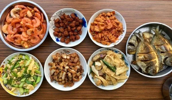 Chinese New Year feast. Family is the basis of the Chinese society, which is seen through the significance placed on the New Year\'s Eve dinner or Reunion dinner. This banquet reunion dinner is extremely important to all the ethnic Chinese community.