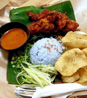 Nasi kerabu ulam pirinç, mavi renkli pirinç kurutulmuş balık/kızarmış tavuk, kraker, turşu ve diğer Salatalar yenir bir tür Kelantan yemektir. Mavi renk pirinç Clitoria ternatea (kelebek-bezelye) çiçek yaprakları gelir