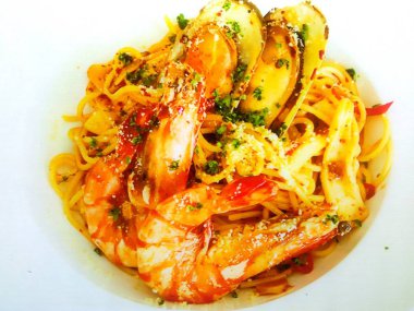 Bir lezzetli baharatlı karides ve midye herkes için mükemmel Fra Diavolo makarna. Bu tarifi çok sarımsak ve domates kesinlikle senin aşk kendisi ve arkadaşları ipnotize olacaktır yaz iyilik ile patlama ile yapılır.