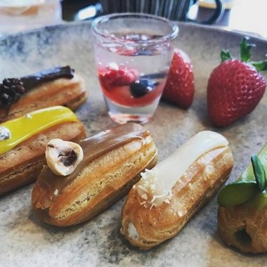 Taze pişmiş henüz lezzetli Danimarka örgü sulu karamelize çilek ve mavi meyve ile yüklü. Taze yaz meyveleri ile bu kremsi Danimarka örgü dolgular herkesi etkilemek için emin bir kahvaltı tedavi vardır.