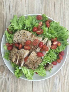 Kimyon baharatlı rosto domuz salatası vejetaryen ve çilek ile karışık en popüler Asya ızgara domuz yemekleri biridir. Bu ihale domuz eti servis ve zencefil ve sarımsak sosu ile iyi karışık featuring benim en sevdiğim ev yapımı tarifleri biridir. 