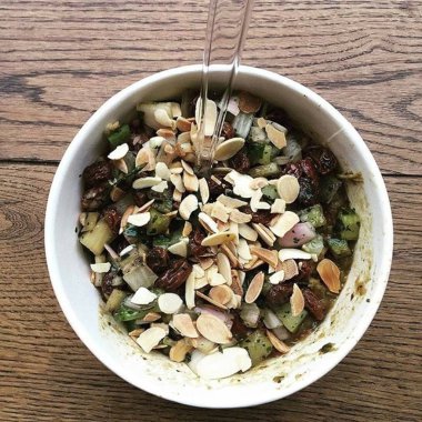 Bu kavrulmuş fıstık, badem fıstığı, avokado, kivi, kereviz ve hurma karışık bir ev yapımı salata. Hazırlanan ve zeytinyağı ve sarımsak veya susam ile karıştırılır. Daha iyi bir tat için yeşil veya kırmızı biber ile yanı sıra bazı domates eklemeyi unutmayın. 