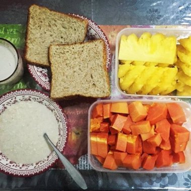 Sabah sağlıklı kahvaltı, kepekli ekmek ile taze meyve önemli bir madde olarak taze meyve kombinasyonları kullanan lezzetli bir reçetedir. Bu ekmeğin her bir Lokma tatlı sulu lezzet ile patlar.