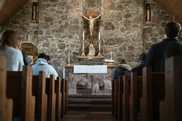 Hallelujah! Pazar Ayini Kilise, Ayin/Eucharist'i diğer ayinlerin yönlendirildiği 