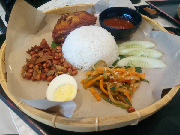 Esta Uma Tradicional Malásia Nasi Lemak Com Frango Arroz Nasi — Fotografia de Stock