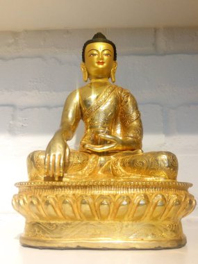 Shakyamuni Buddha tarafından kurulan öğreti, İngilizce olarak Budizm olarak bilinir. Buda, Bodhi'ye ulaşmış olandır. Bodhi bilgelik, sıradan insanlar tarafından elde edilebilir entelektüel ve etik mükemmellik ideal bir devlet anlamına gelir.