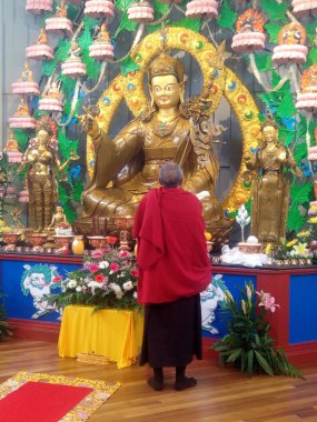 Tibet Manastırı'nda, tapınakve Budist evlerinde, türbe veya sunak Buddha'nın merkezi bir sembolü olarak hizmet vermektedir, Budist uygulayıcılar olarak yetiştirmeyi hedeflediğimiz Buddha'nın sonsuz iyi niteliklerinin sürekli bir hatırlatıcısı. 