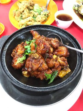 Bu kızarmış pirinç şarabı Tavuklar evimizde bir yaz eğlenceli elyaf vardır. Barbekü, Limon Biber ve geleneksel Çin pirinç şarabı ile batırılmış ve nyonya baharatlı biber sambal ile birlikte.