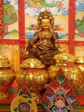 Jambhala, Zenginlik Tanrısı ve Jewel Ratnasambhava ailesinin uygun bir üyesidir. Hindu mitolojisinde Jambhala Kubera olarak bilinir. Vajinada Jambhala 'nın da Avalokitesvara ya da Chenrezig' in bir ürünü olduğuna inanılır..