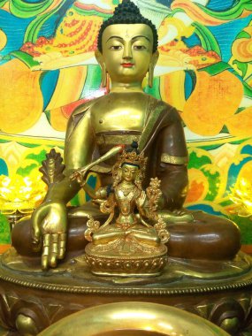 Mahayana ve Vajrayana geleneklerinde tıp Buda 'sı Sangye Menla, dindarların kalbinde özel bir yer alır. Hem fiziksel hem de zihinsel hastalıkların tedavisinde uzman. Tıp Buda 'sı, Tıp Öğretmeni ve Şifacı.