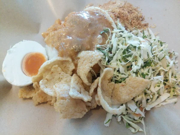 ナシダガン ケランタン Nasi Dagang Kelantan ココナッツミルク 魚カレー キュウリや人参などの余分な食材を蒸したマレーシア料理である 半島の東海岸で人気があり よく知られている朝食料理マレーシア — ストック写真
