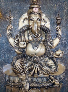 Ganapati, Vinayaka, Pillaiyar, Binayak.Hinduizm ve Tibet Budizminin en çok tapılan tanrılarından biri olarak da bilinir. Diğer tasvirler onu zengin, Engellerin Yok edicisi olarak gösteriyor. Bazen dans ederken ya da otururken.