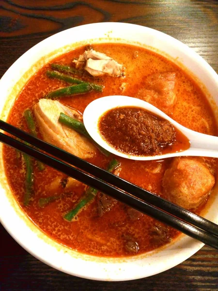 Curry Mee 국수와 국물로 말레이시아의 노란색 국수이다 만들기 맛있고 만족스럽습니다 — 스톡 사진