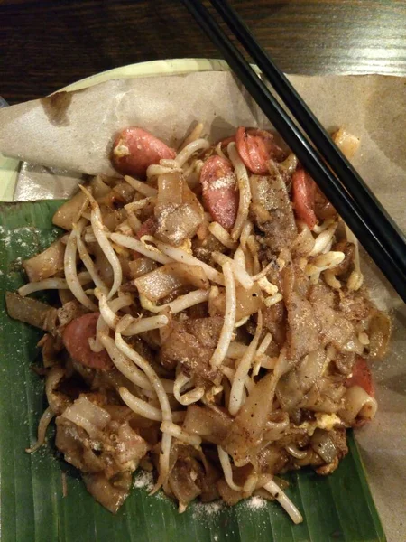 Char Kway Teowは マレーシアを中心に東南アジアで人気の高い麺料理です Char Kway Teowは カクテル 中華ラップチョン ソーセージ — ストック写真