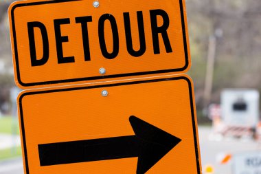 Sağ Ok ile Yol Yapımı Detektör İşareti