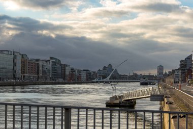 Samuel Beckett Köprüsü Dublin İrlanda 'da Liffey Nehri üzerinde