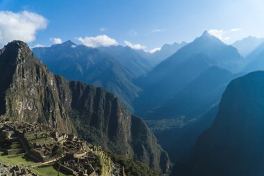 Huayna Picchu 'nun ötesindeki dağların manzarası.
