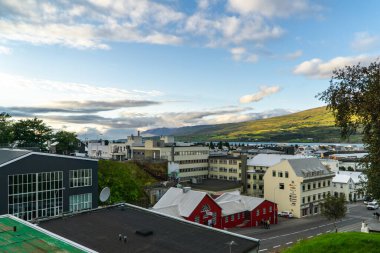 Akureyri İzlanda 'nın Çatılarında Güneş Işığı Günü
