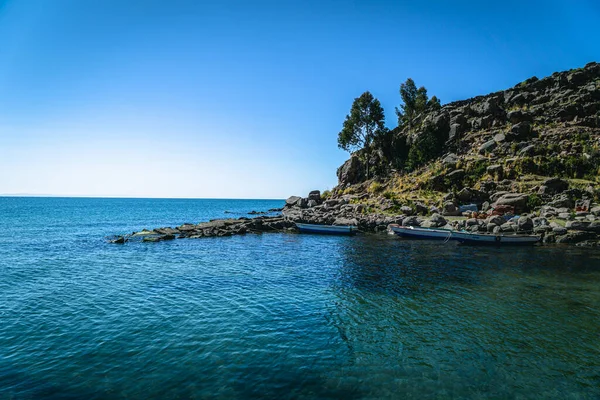 Lak 'taki Taquile Adası' nda Açık Mavi Suya Tekneler yanaştı