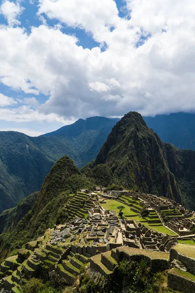 Machu Picchu ve Huayna Picchu 'nun sıcak ve güneşli manzarası