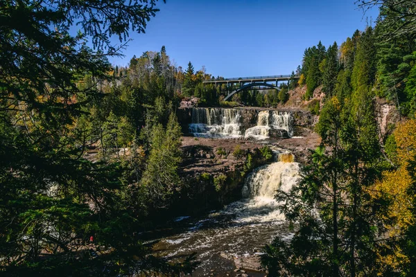 Kuzey Minnesota 'daki Gooseberry Şelalesinde güneşli bir gün.