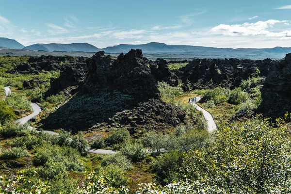 Människor Vandrar Slingrande Leden Genom Dimmuborgir Lava — Stockfoto