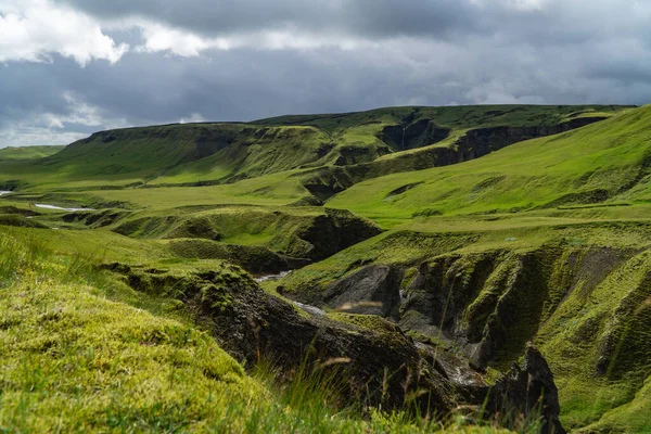 Paysage Avec Herbe Verte Nuages Une Cascade Lointaine — Photo