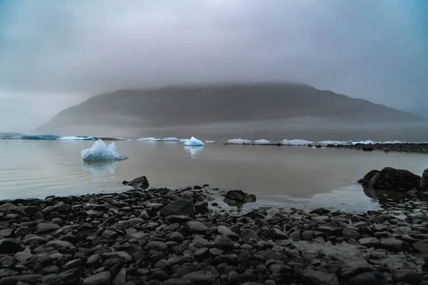 低射穿过冰岛一个多雾的腹地冰川泻湖 — 图库照片