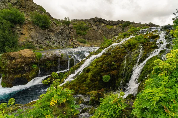 Fluss Fließt Über Unwegsames Gelände Und Schafft Mehrere Kleine Wasserfälle — Stockfoto