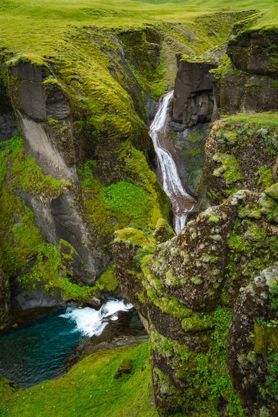Pequena Cachoeira Alimentando Canyon Mossy Islândia — Fotografia de Stock