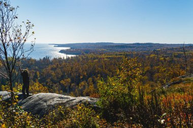 Superior Gölü 'ne uzanan bir adam.