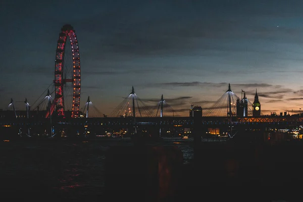 Londra 'nın Gece Çekimi Thames nehri üzerinde gökyüzü.