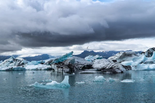 在冰岛Jokulsarlon漂浮的冰山 — 图库照片