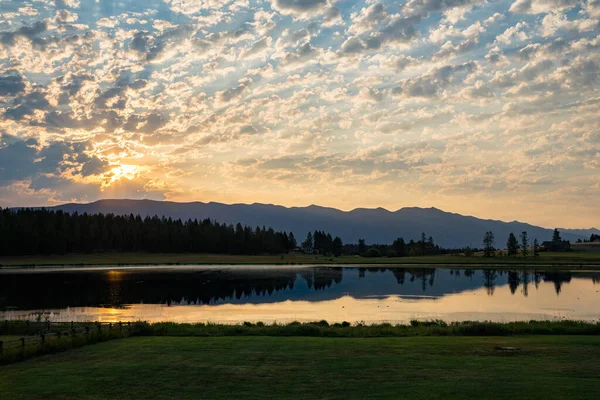 Whitefish Montana 'da Bir Gölün Üzerinde Gün Batımı