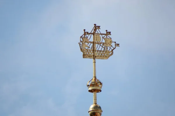 海軍本部の尖塔の船はサンクトペテルブルクの主要なシンボルです — ストック写真