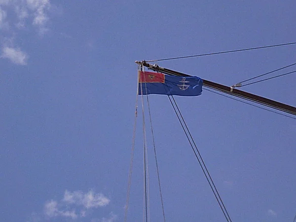 Ναυτική Σημαία Του Μαυροβουνίου Πάνω Από Ιστιοφόρο Jadran — Φωτογραφία Αρχείου