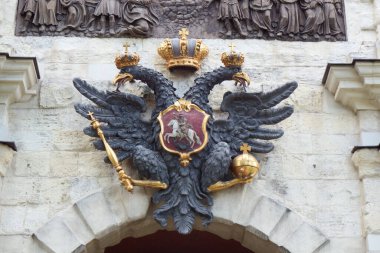 18. yüzyılın çift başlı kartalı Peter ve Paul kalesinin girişinde, Saint Petersburg
