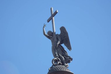 Bir melek figürü İskender sütununun üstünde, Saint Petersburg