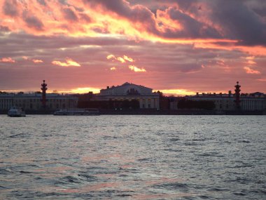 Saint Petersburg, Neva nehrinden bir sonbahar akşamı manzarası