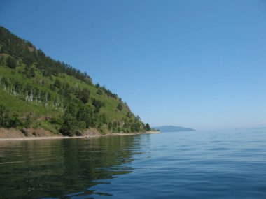 Baykal Gölü 'nün batı kıyısı, Temmuz' un güneşli günü