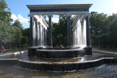 Çeşmeler, Aşağı Park, Peterhof. Rüzgarlı gün, Eylül