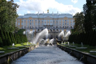 Çeşmeler, Aşağı Park, Peterhof. Rüzgarlı gün, Eylül