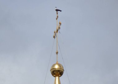 Rusya, Veliky Novgorod, Aziz Sophia Katedrali çarmıhında metal güvercin.